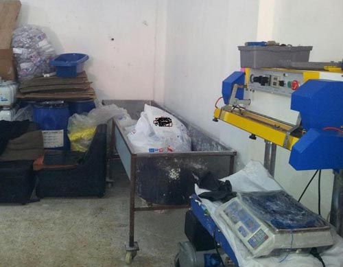 بالصور .. اربد : ضبط مشغل يصنع مواد كيميائية ومنظفات مقلدة بالصور .. اربد : ضبط مشغل يصنع مواد كيميائية ومنظفات مقلدة