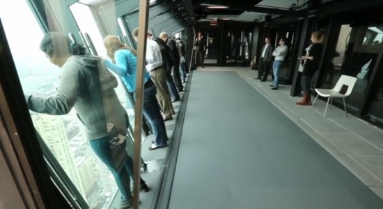 حائط زجاجي يميل إلى الأسفل لمشاهدة فريدة