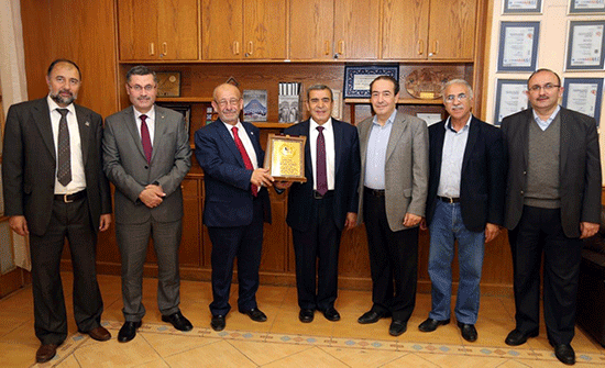 الطباع يكرم رئيس هيئة المكاتب والشركات الهندسية السابق