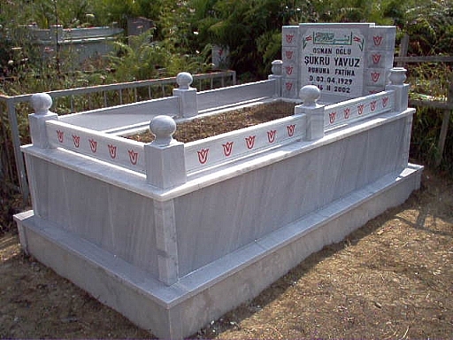 طفل يلعب مع أخيه المدفون في قبره " صور "