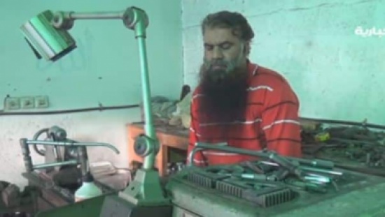 بالفيديو: العامل الهندي “خان” ينسخ القرآن بيده في 30 شهرًا