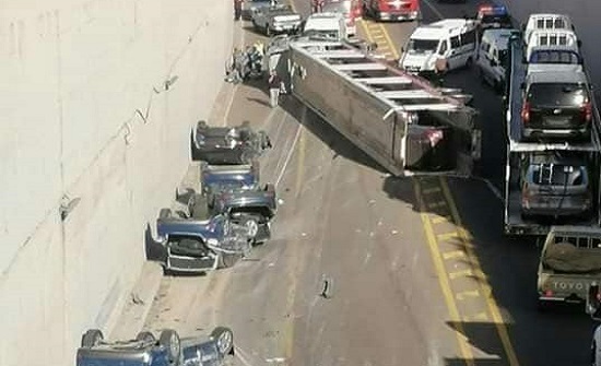 بالصور : التعامل مع المنعطفات بشكل خاطئ سبب تدهور شاحنة العقبة بالصور : التعامل مع المنعطفات بشكل خاطئ سبب تدهور شاحنة العقبة