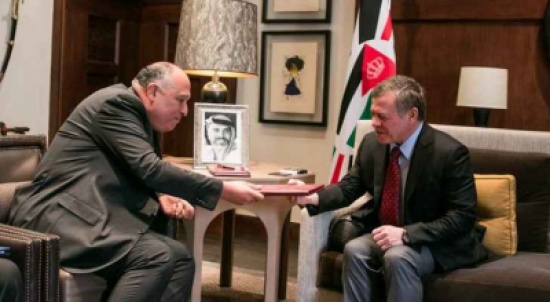 الملك يلتقي وزير الخارجية المصري ويتسلم رسالة من السيسي