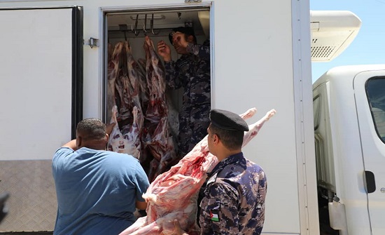 " الامن " ينهي توزيع الأضاحي عن أرواح عن الشهداء " الامن " ينهي توزيع الأضاحي عن أرواح عن الشهداء