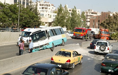 11 إصابة اثر حادث تصادم باص ومركبة على طريق ياجوز 11 إصابة اثر حادث تصادم باص ومركبة على طريق ياجوز