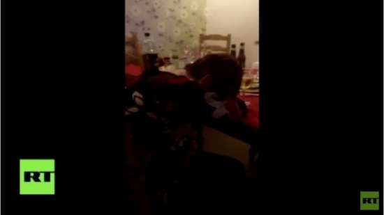 مشجعة بريطانية تصرخ عند سماع خبر رياضي !!