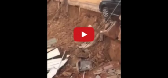 بالفيديو: خطأ في الحفر ينتهي بانهيار منزل سعودي وتحطم سيارته