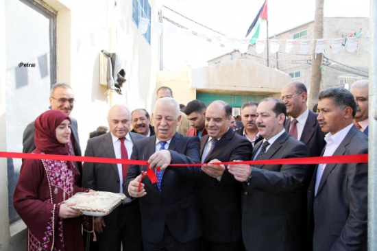 العيسوي يفتتح مشروعين ضمن المبادرات الملكية في مخيم جرش العيسوي يفتتح مشروعين ضمن المبادرات الملكية في مخيم جرش