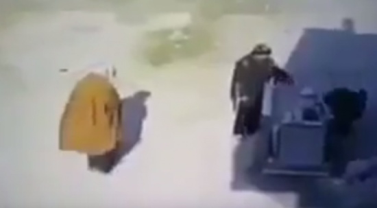 فيديو| لحظة نجاة رجل من الموت بأعجوبة سحبته ماكينة!