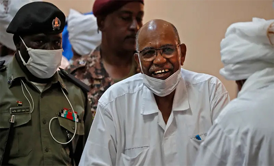 نقل الرئيس السوداني السابق البشير إلى العناية المركزة في حالة خطرة نقل الرئيس السوداني السابق البشير إلى العناية المركزة في حالة خطرة