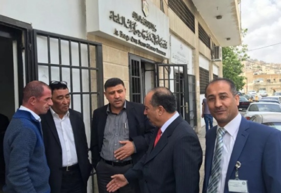 الشهوان يزور مكتب احوال السلط بعد تعطل خط الاتصالات