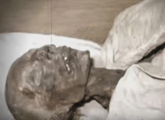 فيديو: اكتشاف سر اللغز الذي حير العلماء اثناء تشريحهم جثة فرعون موسى