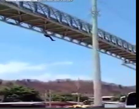 بالفيديو.. لحظة انتحار شاب من فوق جسر بكولومبيا