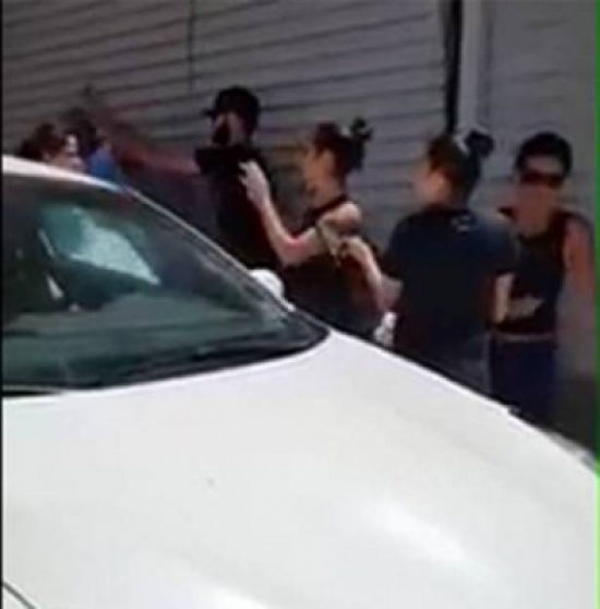 بالفيديو: تعرّضت للضرب المبرح.. على يد عدد من الفتيات! بالفيديو: تعرّضت للضرب المبرح.. على يد عدد من الفتيات!