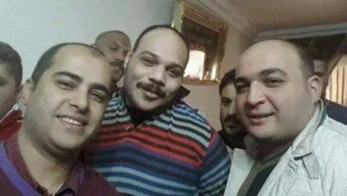 ضباط يلتقطون صورة “سيلفي” مع مجرم ضباط يلتقطون صورة “سيلفي” مع مجرم