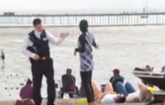 شاهد: رد فعل البريطانيين عندما حاول شرطي منع البوركيني شاهد: رد فعل البريطانيين عندما حاول شرطي منع البوركيني