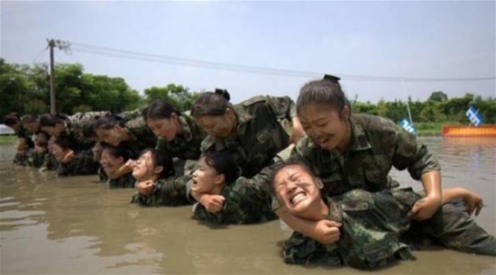 صور| تدريبات عسكرية شاقّة لمضيفات الطيران في الصين!!