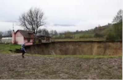 اختفاء بحيرة ابتلعتها الأرض