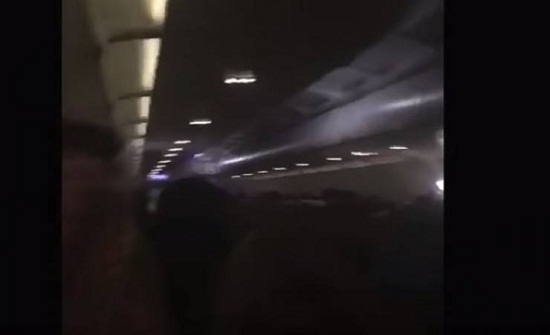 فيديو| رد فعل مسافرين على متن طائرة لحظة تعرضها لمطبات هوائية