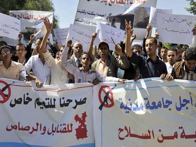 مسلحون حوثيون يفجّرون منزل زعيم قبلي وسط اليمن مسلحون حوثيون يفجّرون منزل زعيم قبلي وسط اليمن