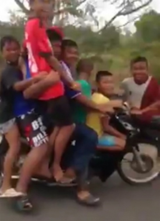 بالفيديو والصور.. دراجة نارية تحمل رجلا و7 أطفال