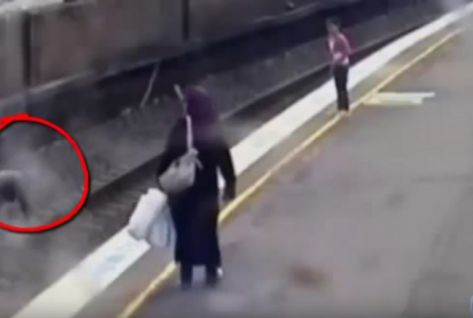 بالفيديو.. مسلمة خاطرت بحياتها لإنقاذ طفلة من موت محقق بالفيديو.. مسلمة خاطرت بحياتها لإنقاذ طفلة من موت محقق