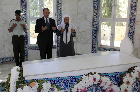 نائب الملك يزور ضريح الملك طلال طيب الله ثراه