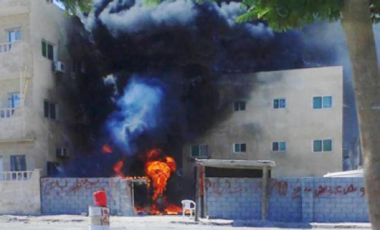 حريق بحوش للبنزين المهرب في العقبة حريق بحوش للبنزين المهرب في العقبة