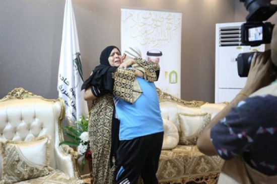 فيديو: لحظة لقاء أم فلسطينية وابنها بالحج بعد فراق 5 سنوات فيديو: لحظة لقاء أم فلسطينية وابنها بالحج بعد فراق 5 سنوات