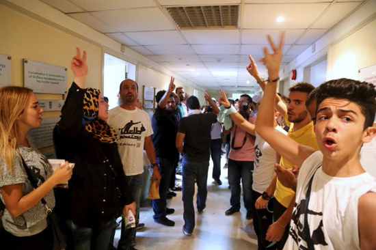 بالفيديو : متظاهرو " طلعت ريحتكم " يقتحمون وزارة البيئة في بيروت بالفيديو : متظاهرو " طلعت ريحتكم " يقتحمون وزارة البيئة في بيروت