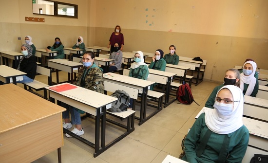 العودة إلى المدارس.....فرحة أخفتها الكمامة وأظهرتها عيون الطلبة