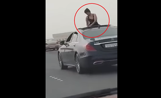 شاهد.. فتاة عارية الكتفين تثير جدلا في بلد عربي شاهد.. فتاة عارية الكتفين تثير جدلا في بلد عربي