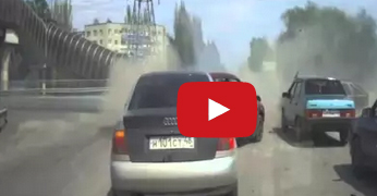 بالفيديو : شاهد شاحنة مسرعة تصدم سيارة