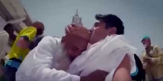 ​​بالفيديو: مقيم باكستاني يُصر على دفع الكرسي المتحرك لشاب ومساعدته على الطواف