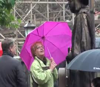 تمثال يثير فزع امرأة