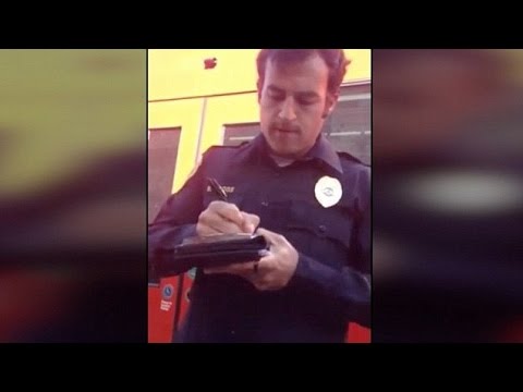 شرطي أمريكي يطلب من مُقعَد إثبات عجزه (فيديو)