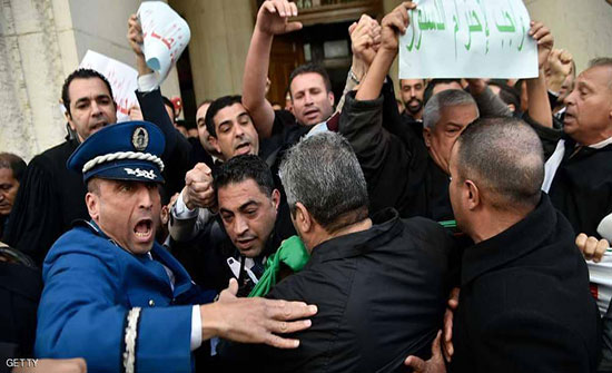 بالفيديو : طلاب جامعة الجزائر يتظاهرون ضد العهدة الخامسة لبوتفليقة