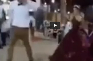 شاهد..  عريس يتشاجر مع عروسه ويتركها وسط حفل الزفاف