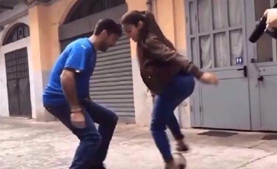بالفيديو.. فتاة جزائرية تخطف الأنظار من النجم بوفون بمهاراتها الكروية بالفيديو.. فتاة جزائرية تخطف الأنظار من النجم بوفون بمهاراتها الكروية