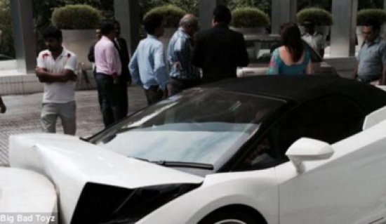 عامل موقف سيارات بفندق هندي يحطم "لامبورغيني" لنزيل عامل موقف سيارات بفندق هندي يحطم "لامبورغيني" لنزيل