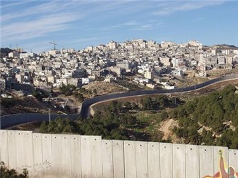 مخيم شعفاط... معاناة مزدوجة بين تضييق الاحتلال وتقليصات الوكالة