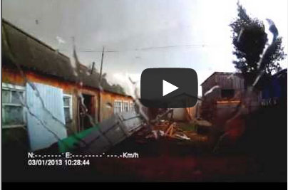 مشاهد نادرة تنقلها كاميرا سيارة من قلب الإعصار!