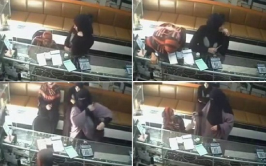 شاهد.. منتقبة تشغل بائع مصوغات لتمكن زميلتيها من سرقة محله