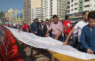 تنظيم أطول مائدة إفطار بالإسكندرية يتحوّل لتراشق بالكراسي