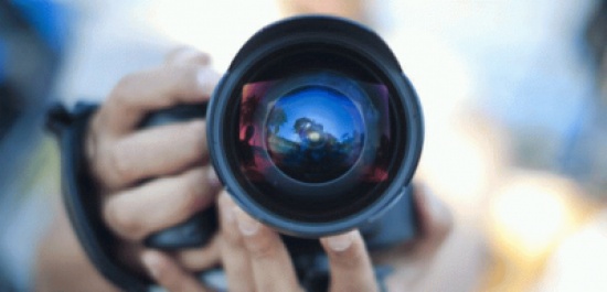 سيدة تبيع صور بناتها عاريات للحصول على الطعام سيدة تبيع صور بناتها عاريات للحصول على الطعام