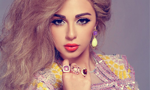 ميريام تثير سخرية محبيها ببطن عارية وشعر منكوش