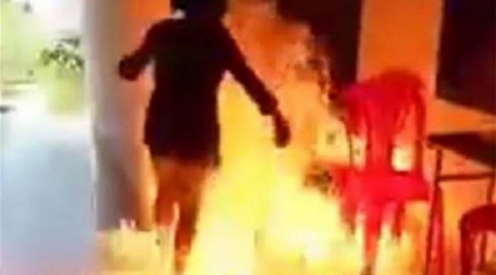 أضرمت النار في نفسها أثناء محاولتها إحراق مدرستها أضرمت النار في نفسها أثناء محاولتها إحراق مدرستها