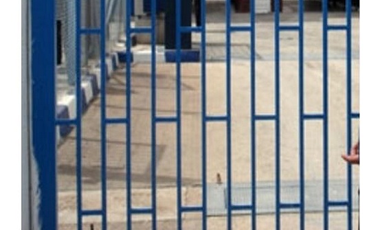 الداخلية تسمح لسجين بحضور دفن 3 افراد من اسرته توفوا بحادث الداخلية تسمح لسجين بحضور دفن 3 افراد من اسرته توفوا بحادث