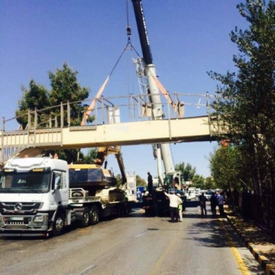 اغلاق جسر مشاة مقابل حدائق الحسين بعد حادث اصطدام