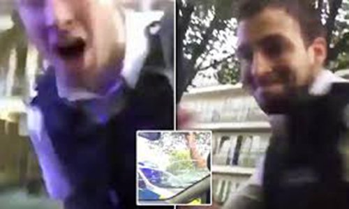 فيديو: شرطي بريطاني ينفجر غضبا على سائق ويهشم زجاج سيارته